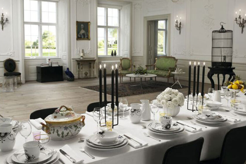 Festlich gedeckte Tafel mit Porzellan, Gläsern und Kerzen