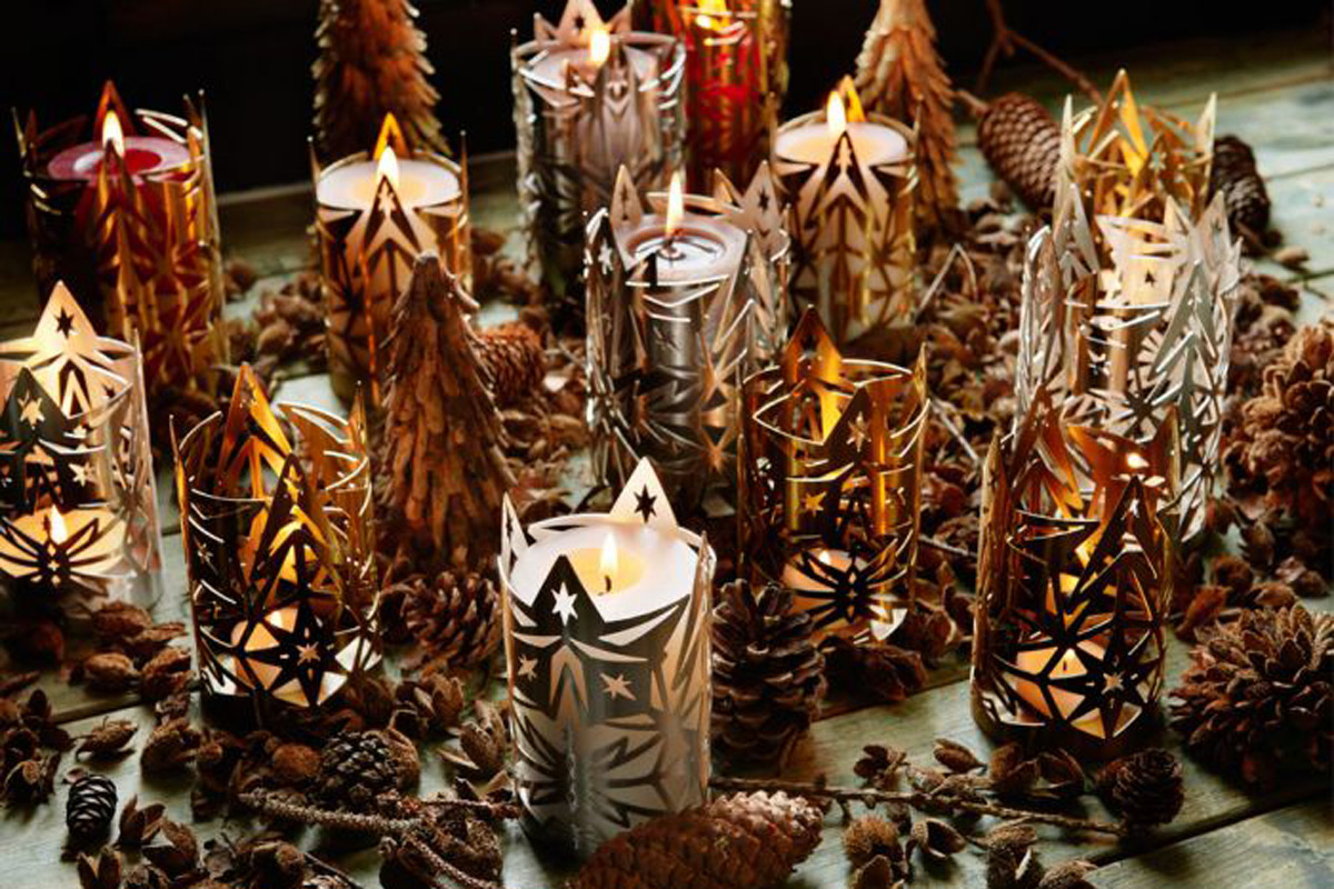 Weihnachtlich gedeckter Tisch mit Kerzenlicht und traditionellen Details – Erinnerungen, Rituale und Dinge, die bleiben.